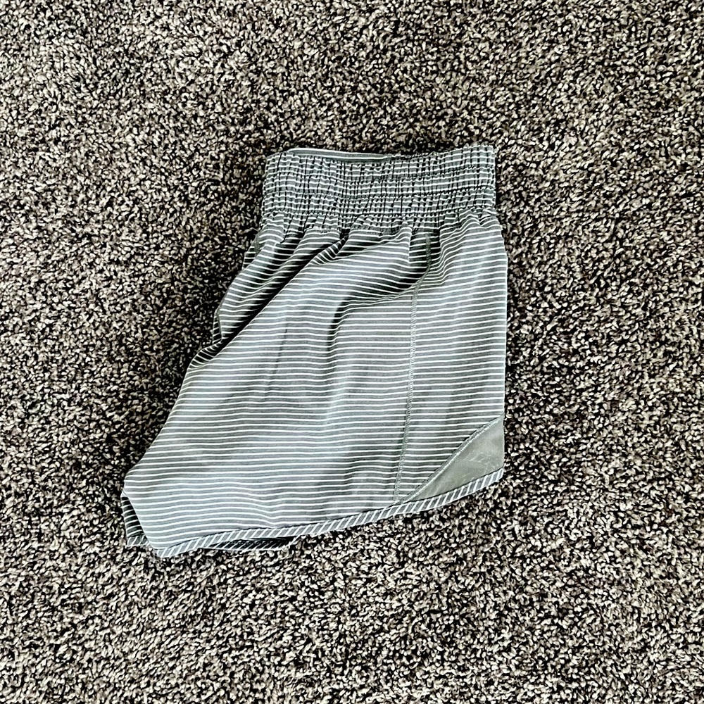Lululemon 2.5” Hotty Hot Shorts high high rise